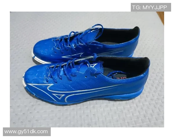 锐步足球鞋助力球场表现提升让每一次奔跑都充满自信与激情 锐步足球鞋助力球场表现提升让每一次奔跑都充满自信与激情